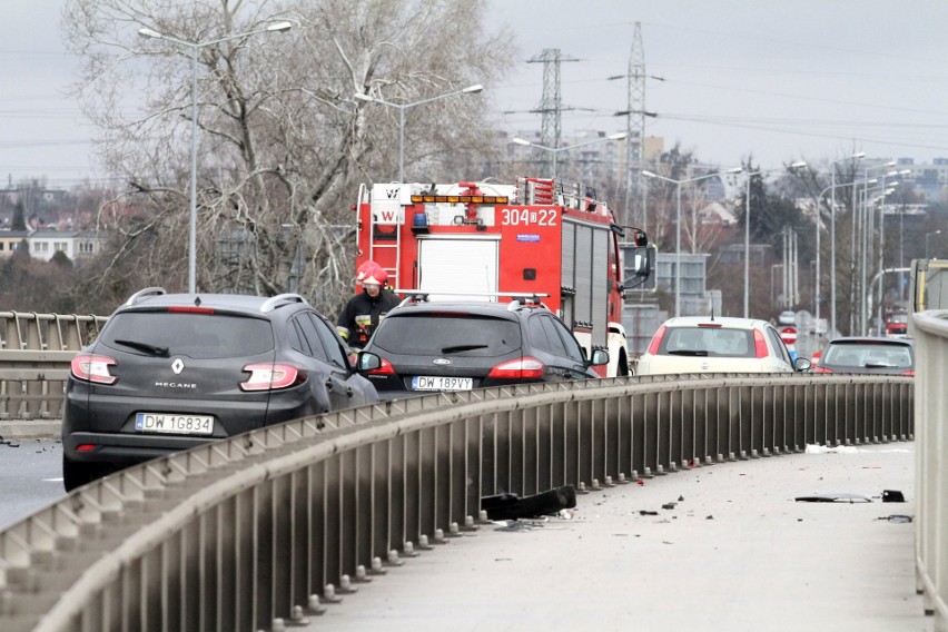 Wypadek na wiadukcie na ul. Klecińskiej