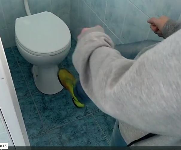 Lublin: Uczniowie zdemolowali szkolną toaletę. Nagranie umieścili w sieci (ZDJĘCIA)