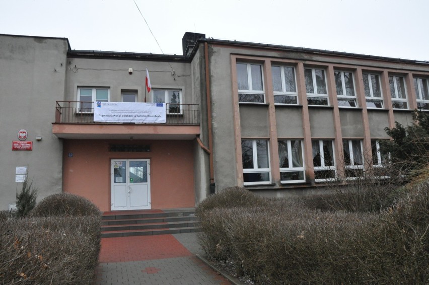 Budynek szkoły w Biadaczu.