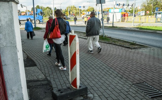 Od kilku dni wyrwa w chodniku Na ul. Bełzy przy studzience telekomunikacyjnej zabezpieczona jest takim słupkiem. W piątek (11 października) ma być naprawiona.