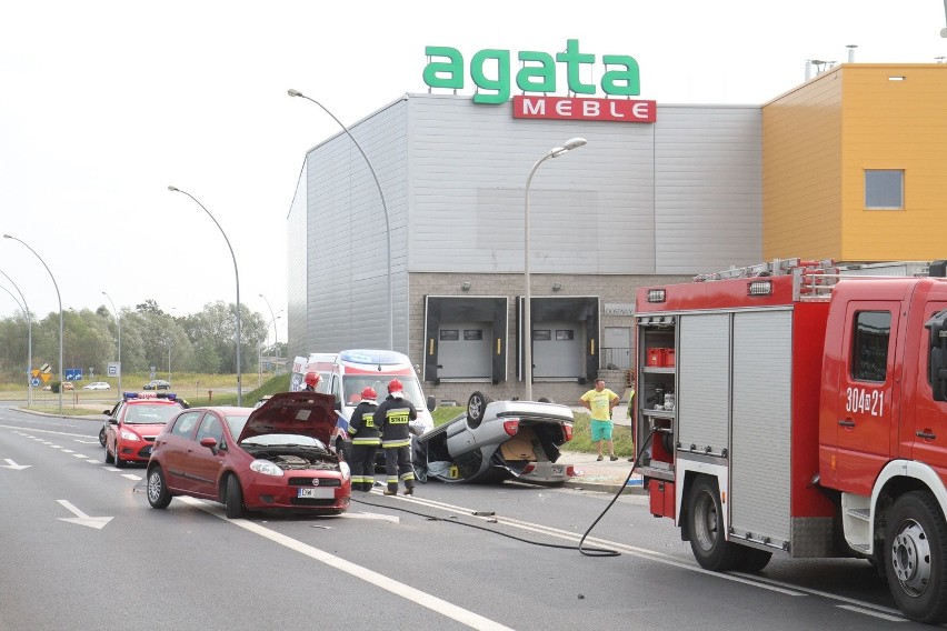 Wypadek koło sklepu Agata Meble. Auto na dachu, kierowca w szpitalu