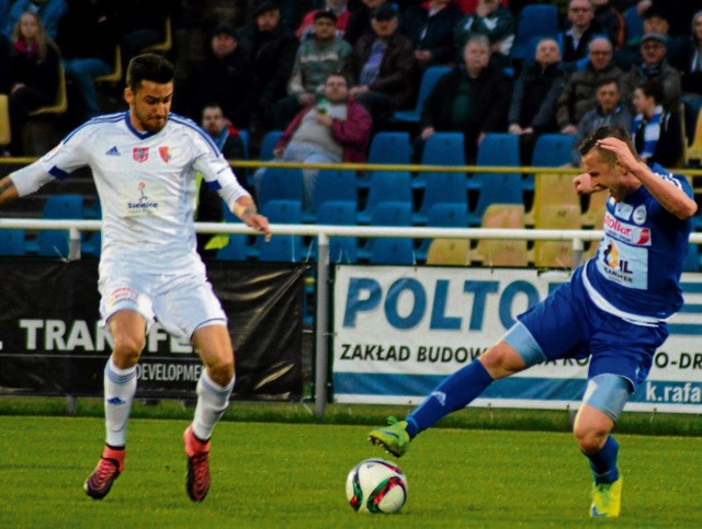 Kamil Adamek (przy piłce) w meczu z GKS Bełchatów zamierza zdobyć swojego 10. gola w sezonie