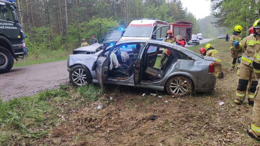 Bemowo Piskie. Auto wypadło z drogi. Pięć osób zabrano do szpitala