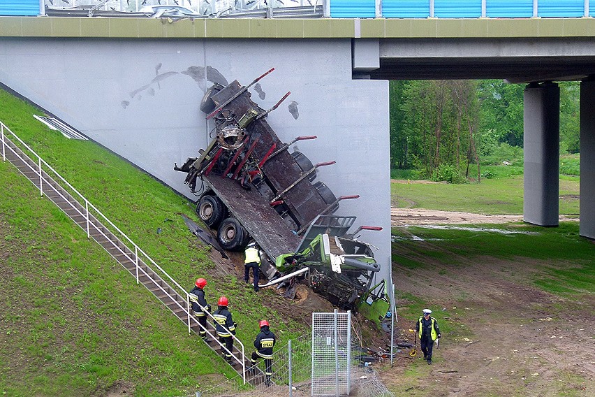 Groźny wypadek na A2 pod Głownem. Ciężarówka wypadła z autostrady [ZDJĘCIA+FILM]