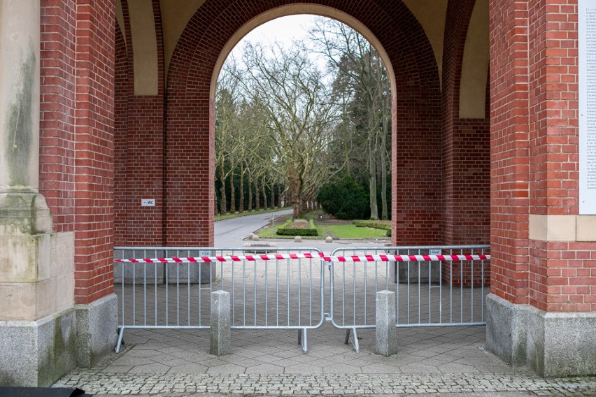 Cmentarz Centralny w Szczecinie wciąż zamknięty. Do kiedy? Ile nagrobków jest zniszczonych?