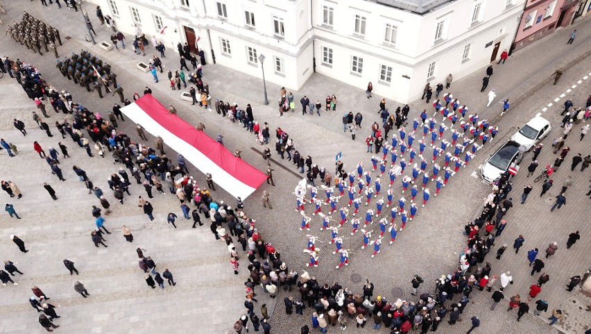 Setki osób zaśpiewały hymn państwowy w Kielcach [WIDEO, DUŻO ZDJĘĆ]