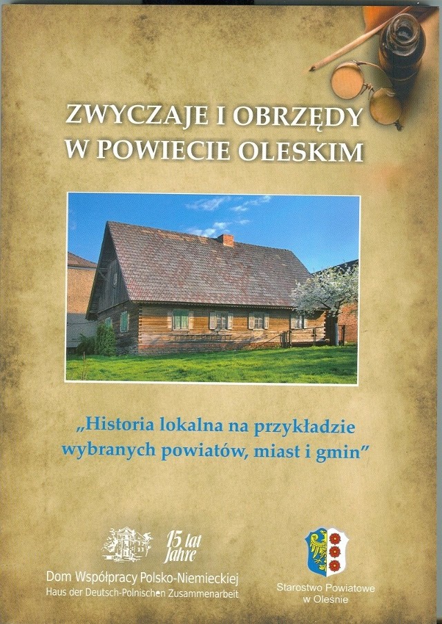 Na okładce widnieje zdjęcie zabytkowej chaty w Kościeliskach.