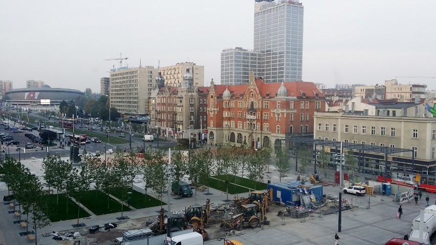 Trzeci, ostatni plac nowego rynku w Katowicach. Są tu już...