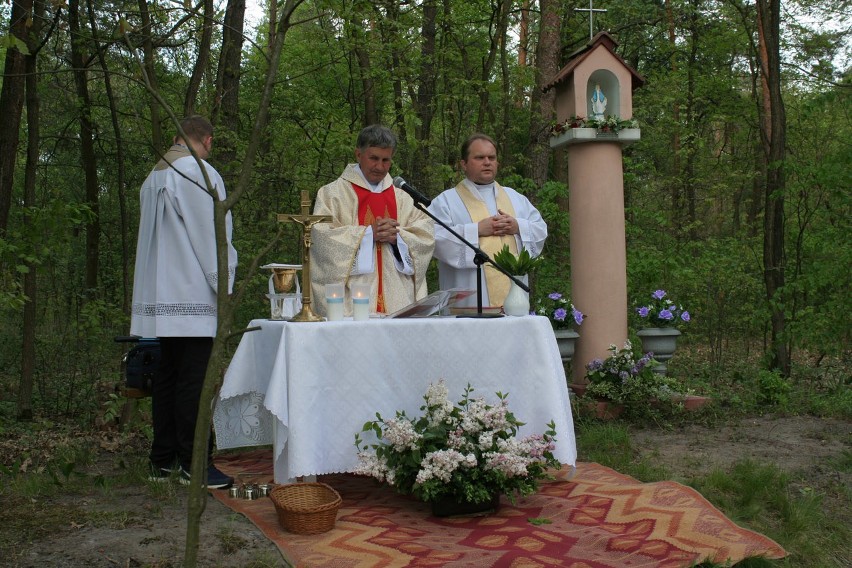 Kapliczka W Lesie Pamieta Osade W Poblizu Radomysla Nad Sanem Odprawili Uroczysta Msze Echo Dnia Podkarpackie