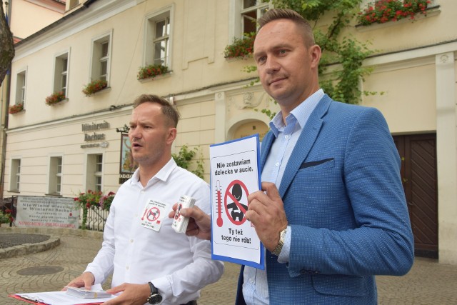 (Od lewej): Radosław Brodzik, Cezary Wysocki z SLD apelują, by zostawiać dzieci i zwierząt w rozgrzanym aucie.