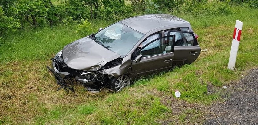 Groźny wypadek na krajówce. Po zderzeniu z samochodem od motocykla odpadło koło