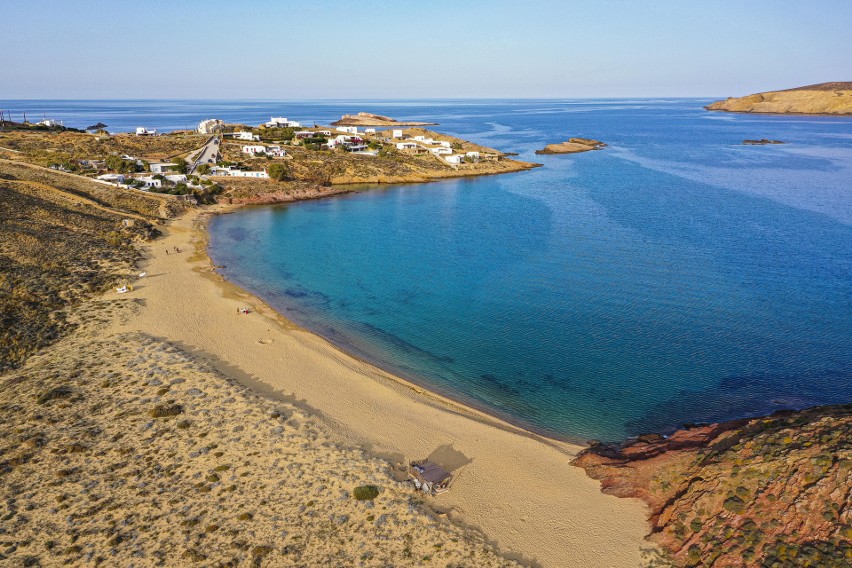 Zatoka Panormo skrywa koleją piękną plażę. Agios Sostis...