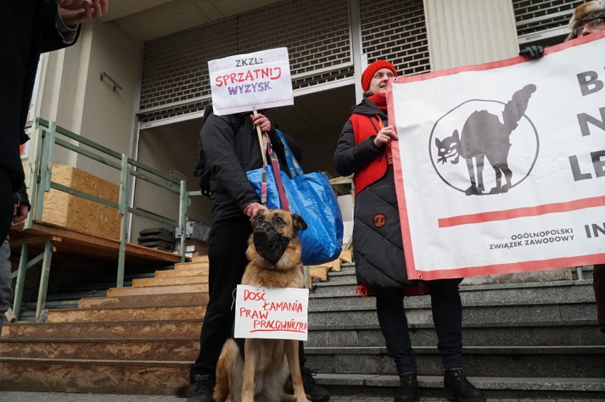 Protest poszkodowanych portierów i portierek przed sądem w...