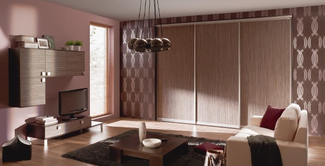 Pokój w stylu minimalistycznymModne jest drewno oraz materiały drewnopodobne.