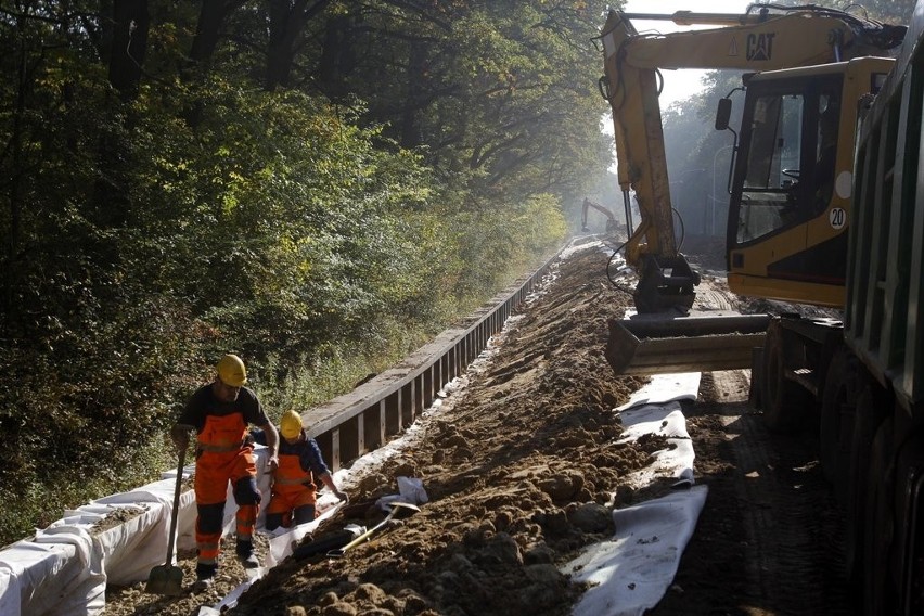 Remont wałów przeciwpowodziowych na półmetku. Czy Chińczycy zdążą z terminem? (ZDJĘCIA)