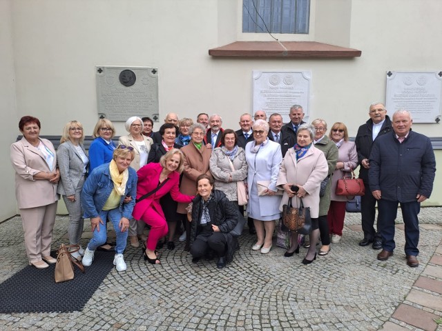 Pamiątkowe zdjęcie ze spotkania po latach w Bodzentynie. Więcej na kolejnych zdjęciach