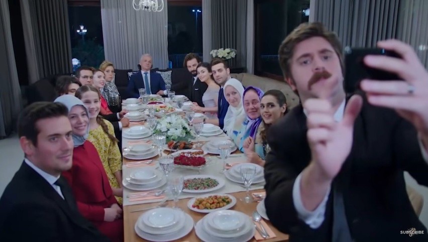 "Przysięga" odcinek 228. Uroczysta kolacja z okazji ślubu Reyhan i Emira. Rodzina dowie się, gdzie jest Suna? [STRESZCZENIE ODCINKA]