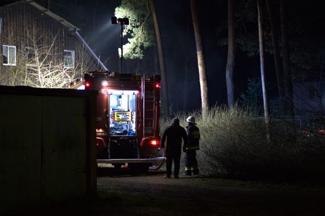 Zgłoszenie o pożarze dotarło do świebodzińskiej policji w poniedziałek (17 lutego) o godz. 22.50. Do Ciborza wyjechały trzy jednostki strażaków ochotników: OSP Skąpe, OSP Podła Góra i OSP Niekarzyn oraz trzy zastępy JR-G Świebodzin. 