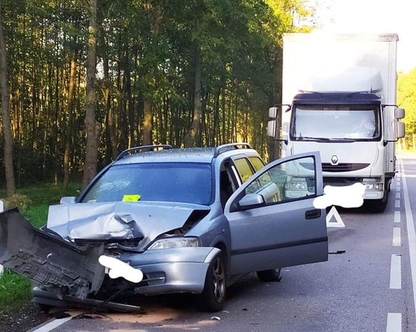 Łubin Kościelny. Wypadek na DK 66, zderzyły się dwa samochody. Jedna osoba trafiła do szpitala