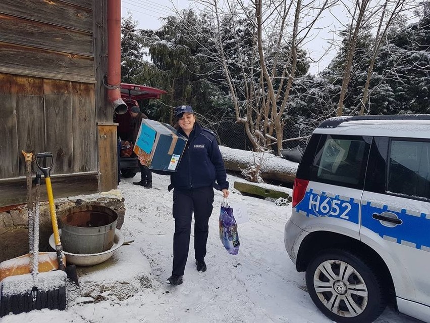 Niebieska Gwiazdka w Makowie. Policjanci rozdają świąteczne paczki [ZDJĘCIA]