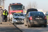 Wypadek na Kiełczowskiej. Czołowe zderzenie w pobliżu cmentarza (ZDJĘCIA)