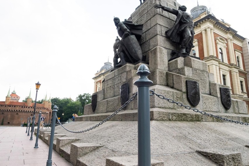 Kraków. Pomnik Grunwaldzki osłupkowany. To ochrona przed dewastacją przez deskorolkarzy. Ale łańcuch już zerwany
