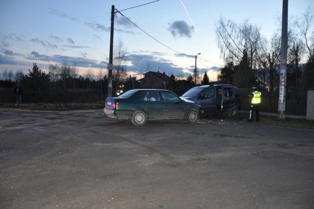 Zderzenie było tak silne, że citroen obrócił się wokół własnej osi i tyłem uderzył w trzy idące poboczem stojące nieopodal dziewczynki. Niestety dwie z nich przyciśnięte zostały do ogrodzenia posesji. Obie 13-latki z obrażeniami głowy i ogólnymi obrażeniami ciała przewieziono do szpitala.