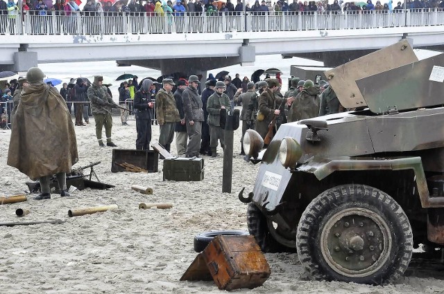 W sobotę plaża przy molo w Kołobrzegu zamieniła się w pobojowisko z czasów II wojny światowej 