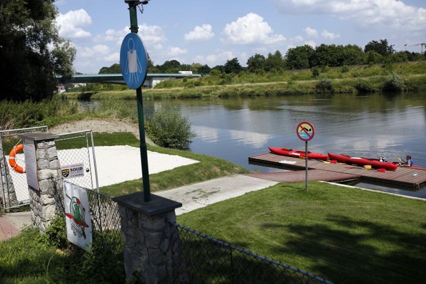 Na terenie klubu trwają ostatnie prace przed otwarciem plaży