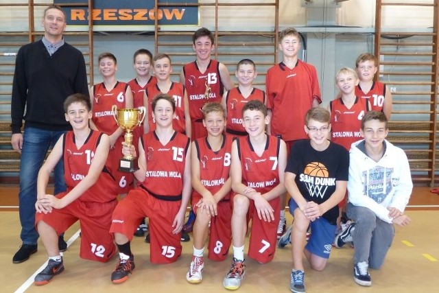 Młodzi koszykarze ze Stalowej Woli wygrali wszystkie mecze w rzeszowskiej hali.