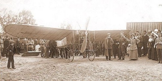 24 czerwca 1910 r. w Pabianicach po raz pierwszy zaprezentowano samolot. Cudo techniki podziwiały tłumy mieszkańców Pabianic, Łodzi i innych sąsiednich miejscowości.