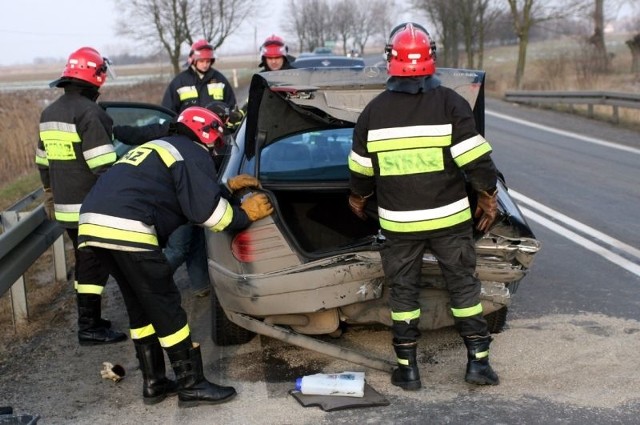 Strażacy zneutralizowali płyny, jakie wyciekły na jezdnię z rozbitego mercedesa.