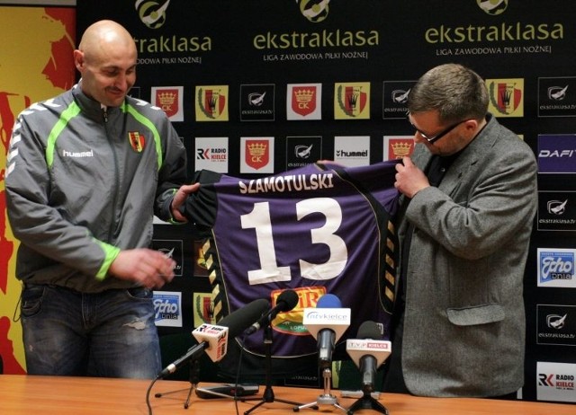 Grzegorz Szamotulski otrzymał od prezesa Korony Tomasza Chojnowskiego koszulkę z numerem 13.