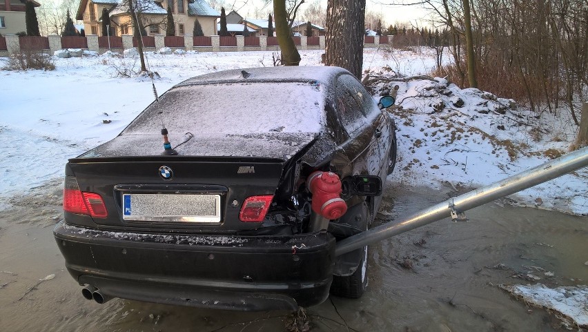 Mikułowice. BMW uderzyło w hydrant. Kierowca miał dwa promile