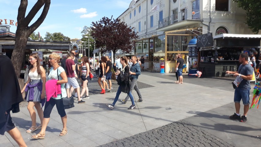 Weekend w Międzyzdrojach. Tłumy na plaży i promenadzie 