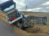 Wypadek na drodze 94 pod Wrocławiem. Auto wjechało w zaparkowanego busa ekipy elektryków [ZDJĘCIA]