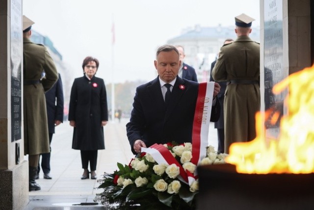 - Niepodległość nie jest dana raz na zawsze. Walczy się o nią także mądrym prowadzeniem spraw państwowych. Oznacza to umiejętność współdziałania dla Rzeczypospolitej - powiedział prezydent Polski Andrzej Duda.