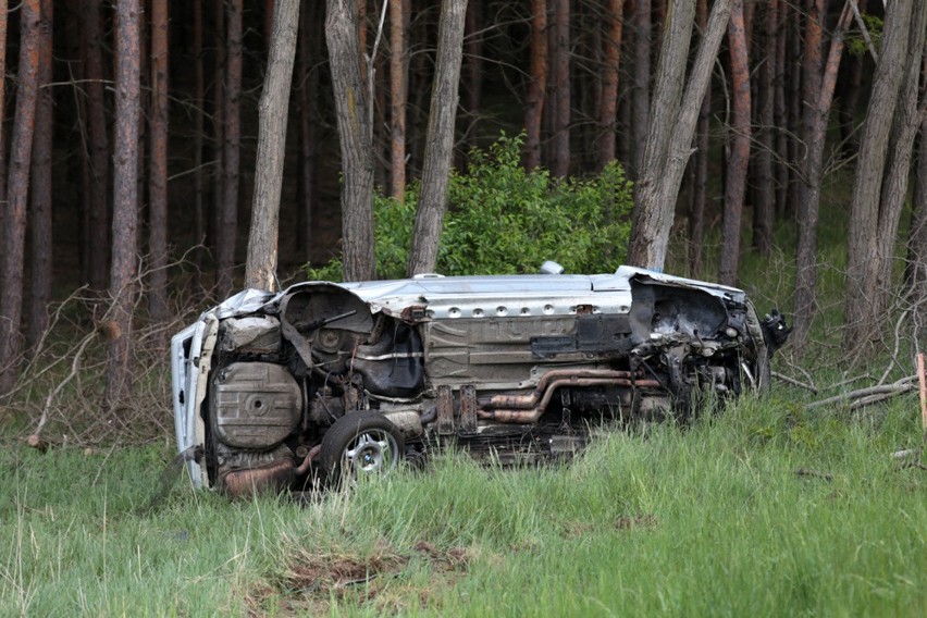 Groźny wypadek na S3. Auto wypadło z drogi i uderzyło w drzewo. Dwie osoby są w ciężkim stanie (zdjęcia)