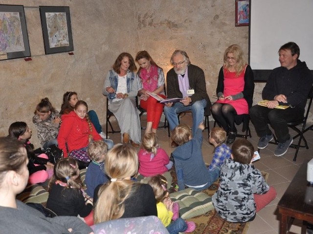Wiersze czytał dzieciom między innymi aktor Andrzej Seweryn.