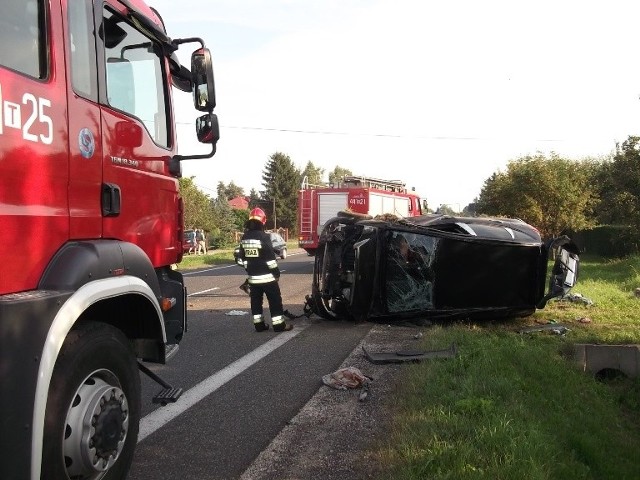 Po zderzeniu w Rżuchowie w powiecie opatowskim mercedes zatrzymał się na boku. Na miejscu działały dwa zastępy strażaków z Opatowa i strażacy ochotnicy z Sadowia. Ratownicy odłączyli w rozbitym mercedesie akumulator i zakręcili zawór gazu.