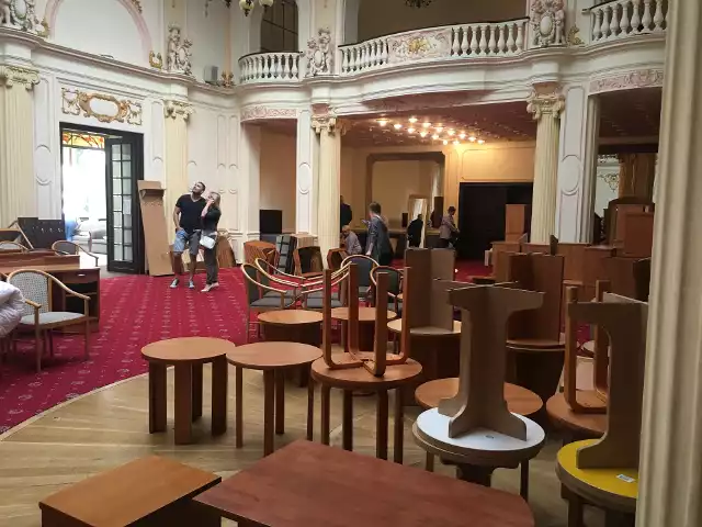 Fotel, sedes a może lampa z Grand Hotelu ? Od wczoraj łodzianie  mogą przyjść na Piotrkowską 72 i zakupić coś z wyposażenia legendarnego hotelu. Wyprzedaż hotelowego wyposażenia ma związek z  zaplanowanym od dawna remontem budynku. Potrwa ona do soboty 25 maja.Codziennie mają być wystawiane kolejne partie rzeczy na sprzedaż. Zobacz, co można kupić i za ile na kolejnych slajdach