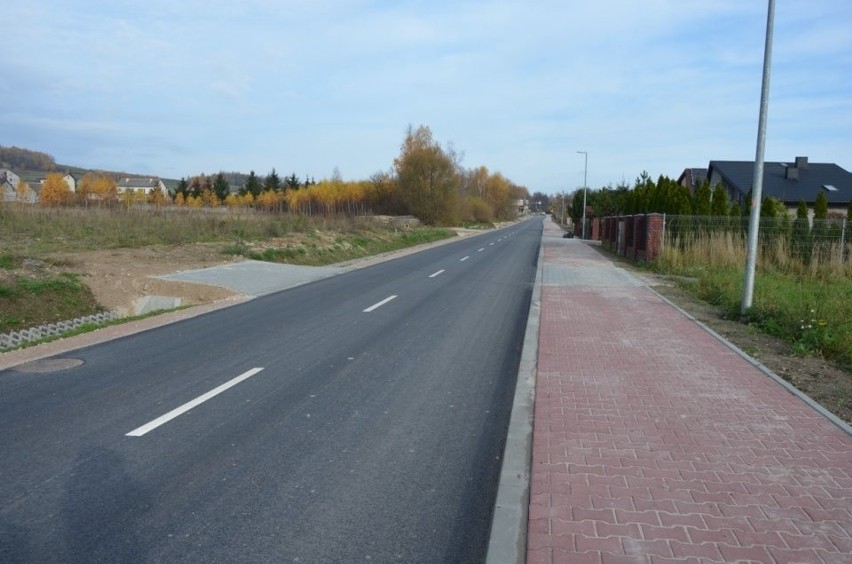 Betonowe płyty zastąpił asfalt. Ulica Modrzewiowa w Masłowie, w powiecie kieleckim jest już gotowa. Inwestycja kosztowała 2 miliony złotych