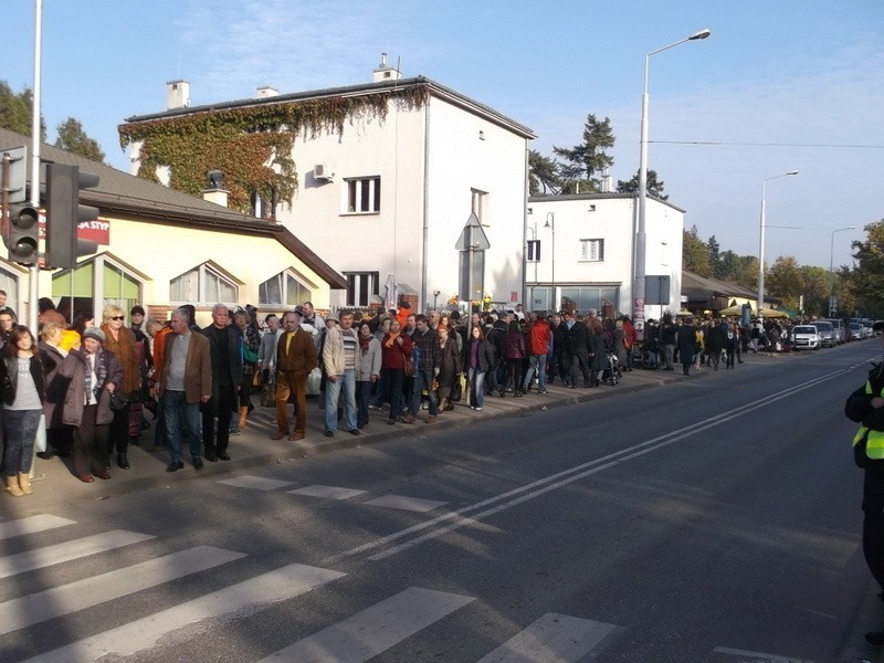 Wrocław: Tłoczno na cmentarzu Osobowickim, ale wiele osób wybrało dojazd komunikacją (ZDJĘCIA)