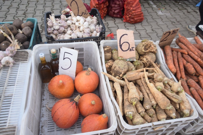 Warzywa, ubrania, jabłka, buty, węgiel, skarpety - tym handlowano 24 października w Przysusze na targowisku. Zobaczcie zdjęcia