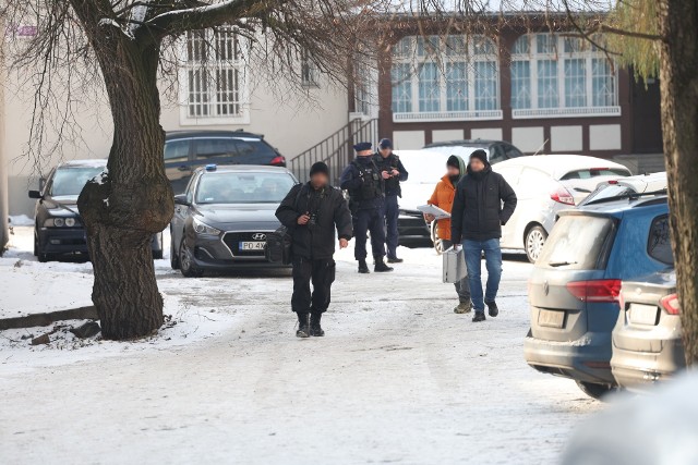 Policjanci pracują na miejscu zdarzenia.