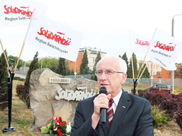 Przy Rondzie Solidarności w Starachowicach przemawia Waldemar Bartosz, szef regionu Świętokrzyskiego "Solidarności&#8221;