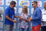 Burmistrz Stąporkowa Dorota Łukomska dostała odznaczenie. Wręczyli go wybitni kolarze
