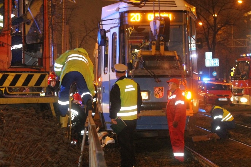 Wypadek na Powstańców Śląskich. Pieszy wpadł pod tramwaj