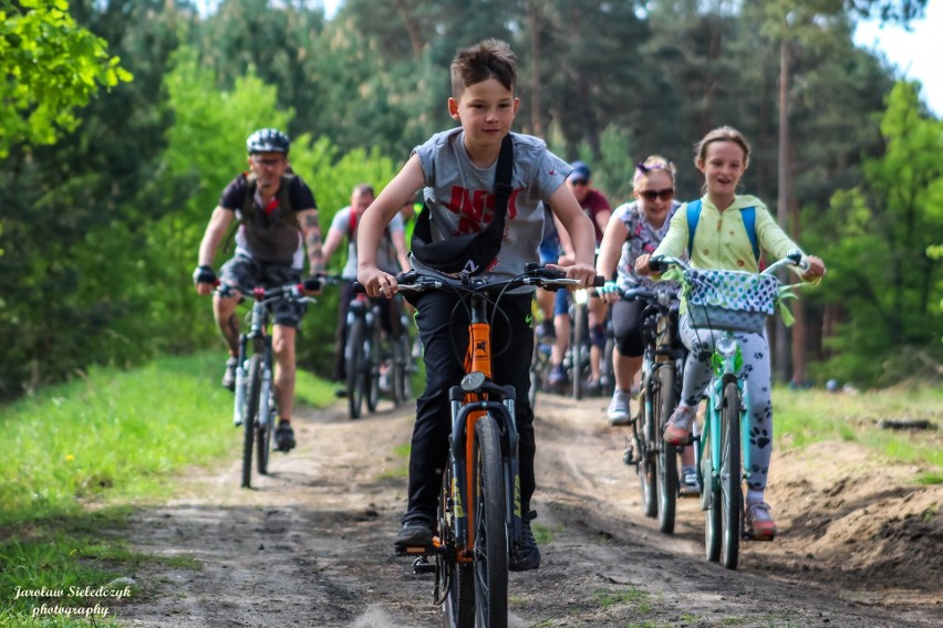 Zaczynają się rajdy rowerowe w Puszczy Tarnowskiej. Ponad sto zdjęć z pierwszej takiej imprezy w tym roku wykonał Jarosław Sieledczyk