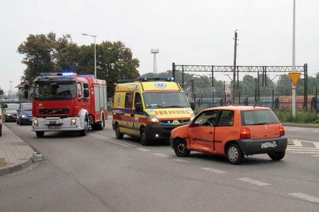 62-latka kierująca seatem została poszkodowana.